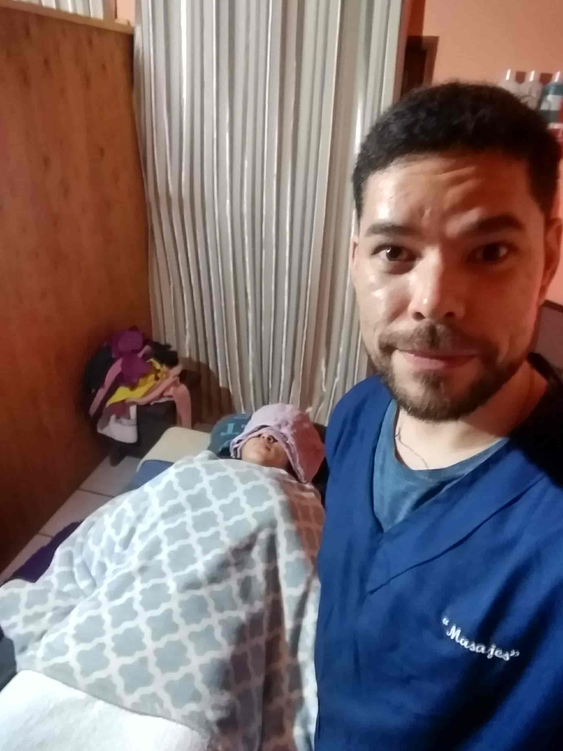 selfie con paciente relajada después de un masaje en Aquapurpura